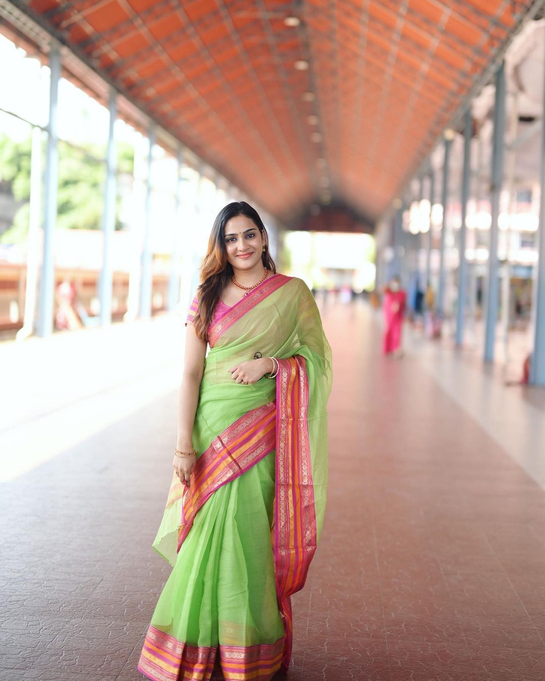 സാരി ഉടുത്താൽ പിന്നെ സാറെ!!! അദിതി രവിയുടെ സാരി ലുക്കിൽ നെഞ്ചും തല്ലി വീണ് ആരാധകർ... ഫോട്ടോകൾ കാണാം