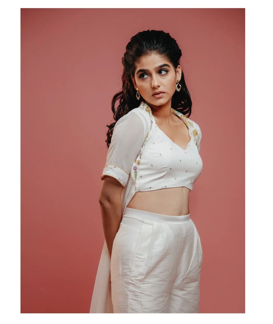 കട്ടകലിപ്പിലാണോ? ചിരിയും വശമുണ്ടല്ലേ... അനശ്വരയുടെ ഭാവപ്രകടനങ്ങൾ, വൈറൽ ചിത്രങ്ങൾ