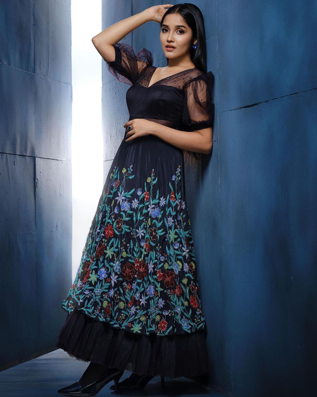 'ഇന്നത്തെ വൈറൽ ലുക്ക് അനിക ഇങ്ങ് എടുത്തു കേട്ടോ'; കിടിലൻ ചിത്രങ്ങൾ ഏറ്റെടുത്ത് ആരാധകർ