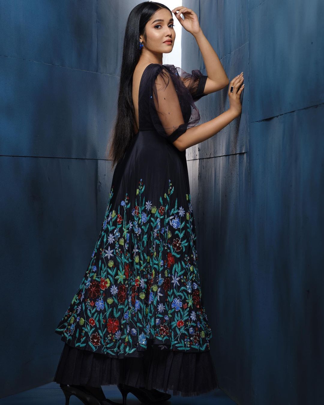 'ഇന്നത്തെ വൈറൽ ലുക്ക് അനിക ഇങ്ങ് എടുത്തു കേട്ടോ'; കിടിലൻ ചിത്രങ്ങൾ ഏറ്റെടുത്ത് ആരാധകർ