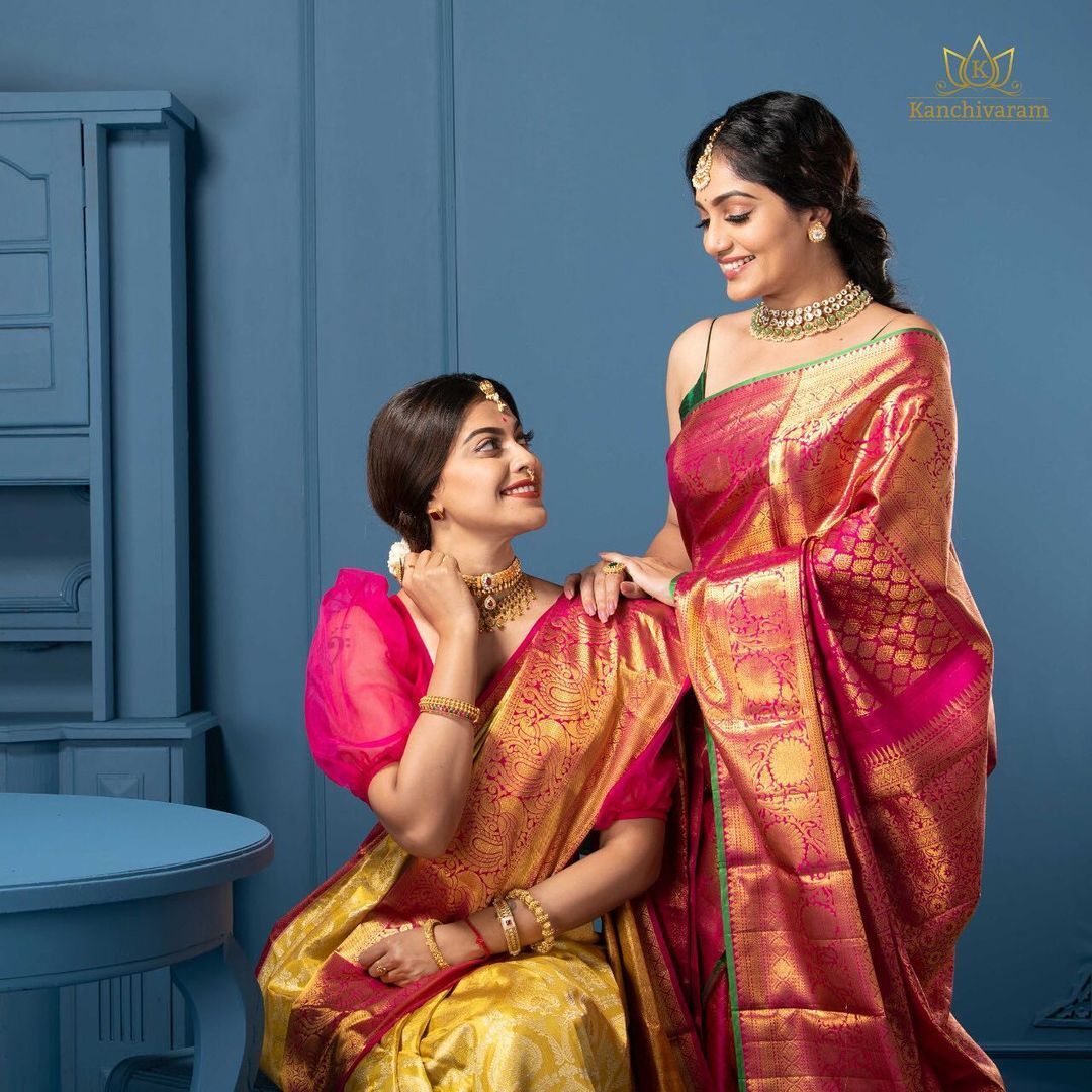 'കാഞ്ചീപുരം തോറ്റ് പോകും അഴക്'; സാരിയിൽ സുന്ദരികളായി ആര്യയും അനുശ്രീയും... വൈറൽ ഫോട്ടോസ്