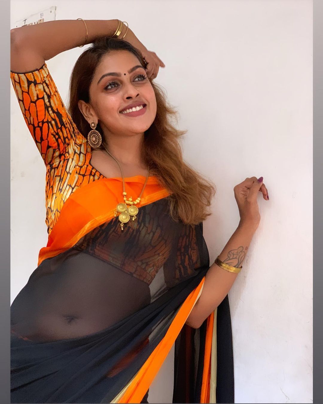 PHOTOS : ப்பா.. பிளாக் புடவையில் வசிகரிக்கும் ஸ்ரீநிகா.. சுண்டியிழுக்கும் போட்டோஸ் இதோ!