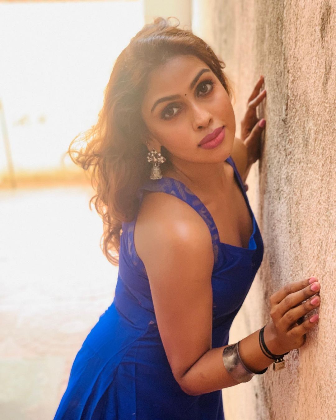 PHOTOS : ப்பா.. பிளாக் புடவையில் வசிகரிக்கும் ஸ்ரீநிகா.. சுண்டியிழுக்கும் போட்டோஸ் இதோ!