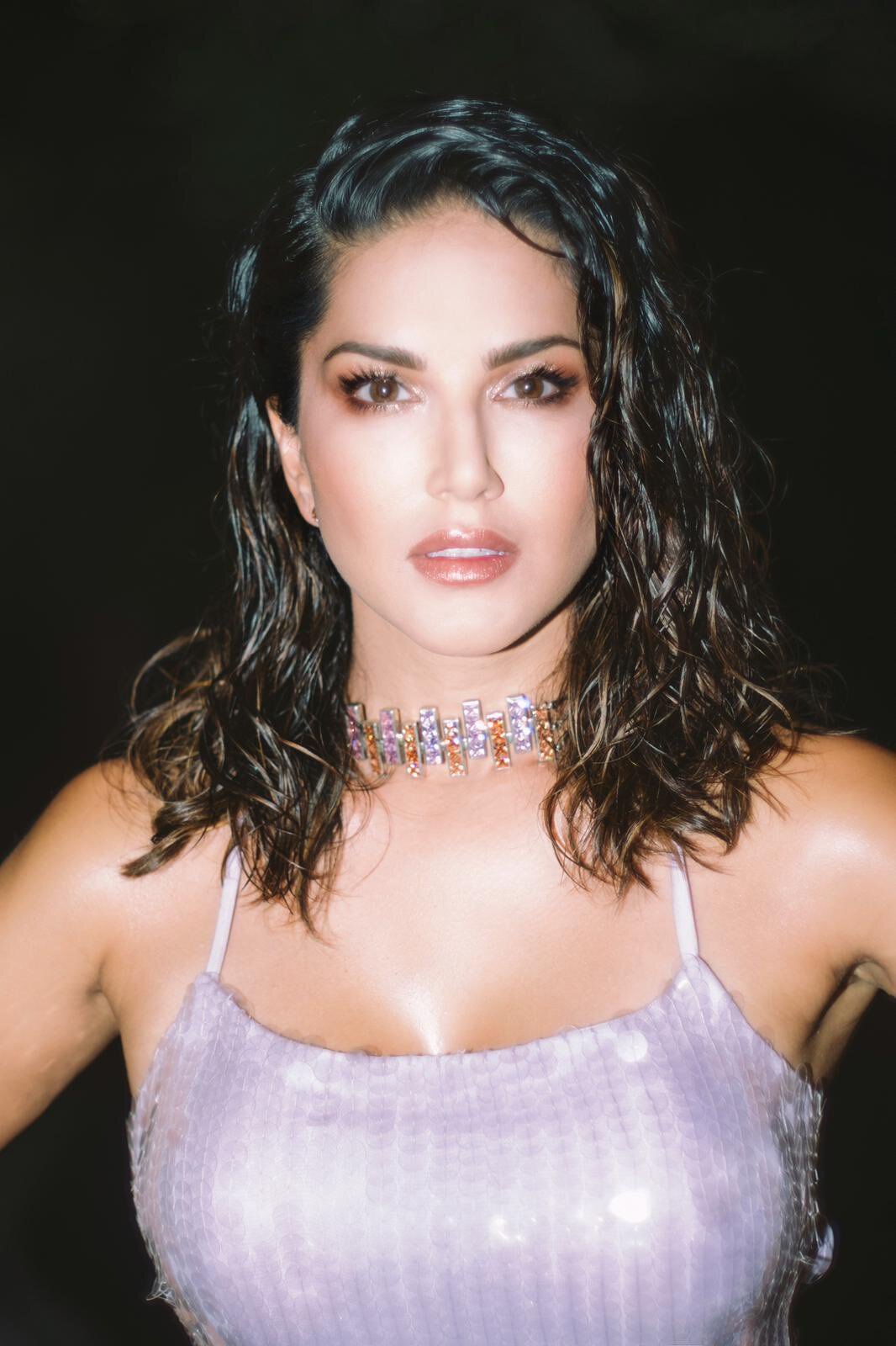 PHOTOS : பச்சை உடையில் அழகை பளிச்சென்று காட்டும் கனவுக்கன்னி சன்னி லியோன்.. சூப்பர் போட்டோஸ் இதோ!