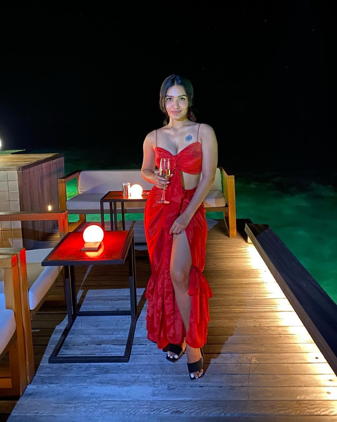 PHOTOS : வாவ்.. பஞ்சுமிட்டாய் ட்ரெஸ்ஸில் பக்காவாக போஸ் கொடுத்த கேரளத்து பைங்கிளி சானியா ஐயப்பன்!