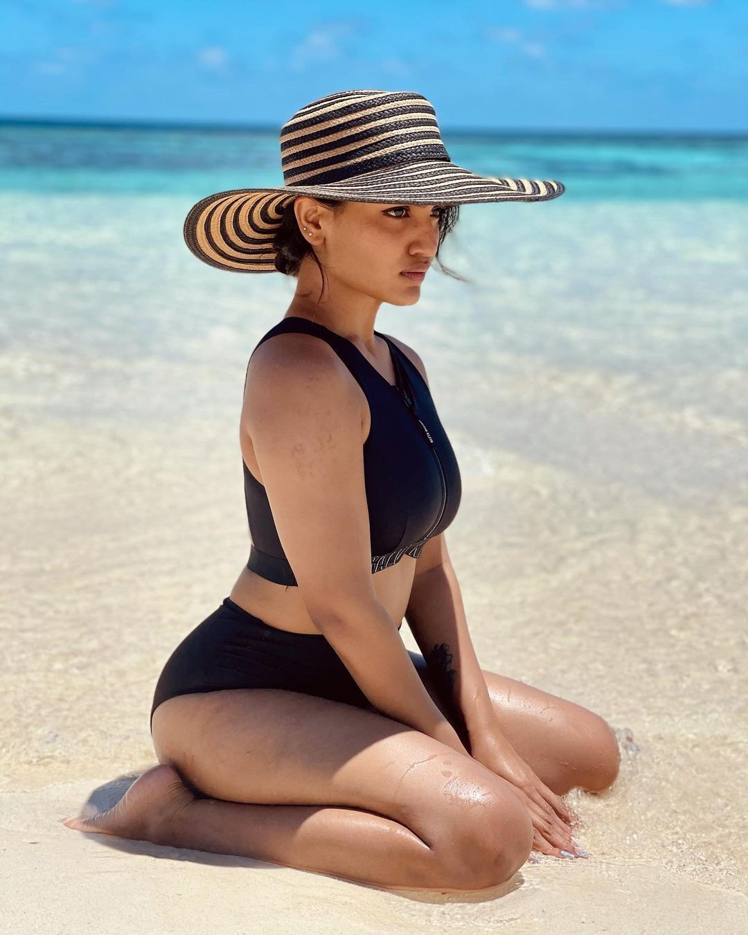 PHOTOS : வாவ்.. பஞ்சுமிட்டாய் ட்ரெஸ்ஸில் பக்காவாக போஸ் கொடுத்த கேரளத்து பைங்கிளி சானியா ஐயப்பன்!