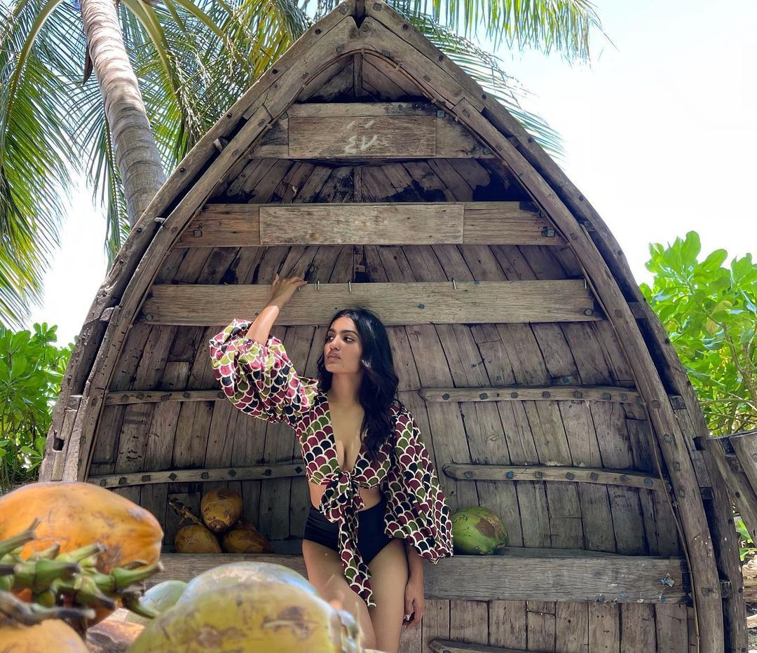 PHOTOS : வாவ்.. பஞ்சுமிட்டாய் ட்ரெஸ்ஸில் பக்காவாக போஸ் கொடுத்த கேரளத்து பைங்கிளி சானியா ஐயப்பன்!