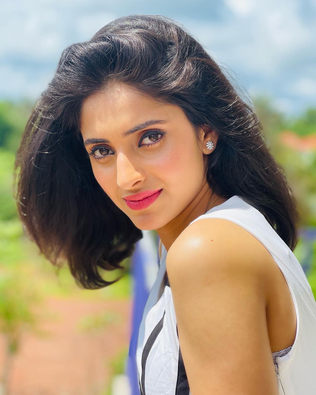 PHOTOS :  சைட் போஸில் செம லுக்.. சுண்டியிழுக்கும் ஆயிஷாவின்  நச் போட்டோஸ்!