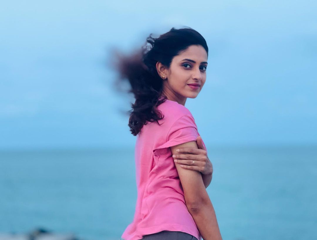 PHOTOS :  சைட் போஸில் செம லுக்.. சுண்டியிழுக்கும் ஆயிஷாவின்  நச் போட்டோஸ்!