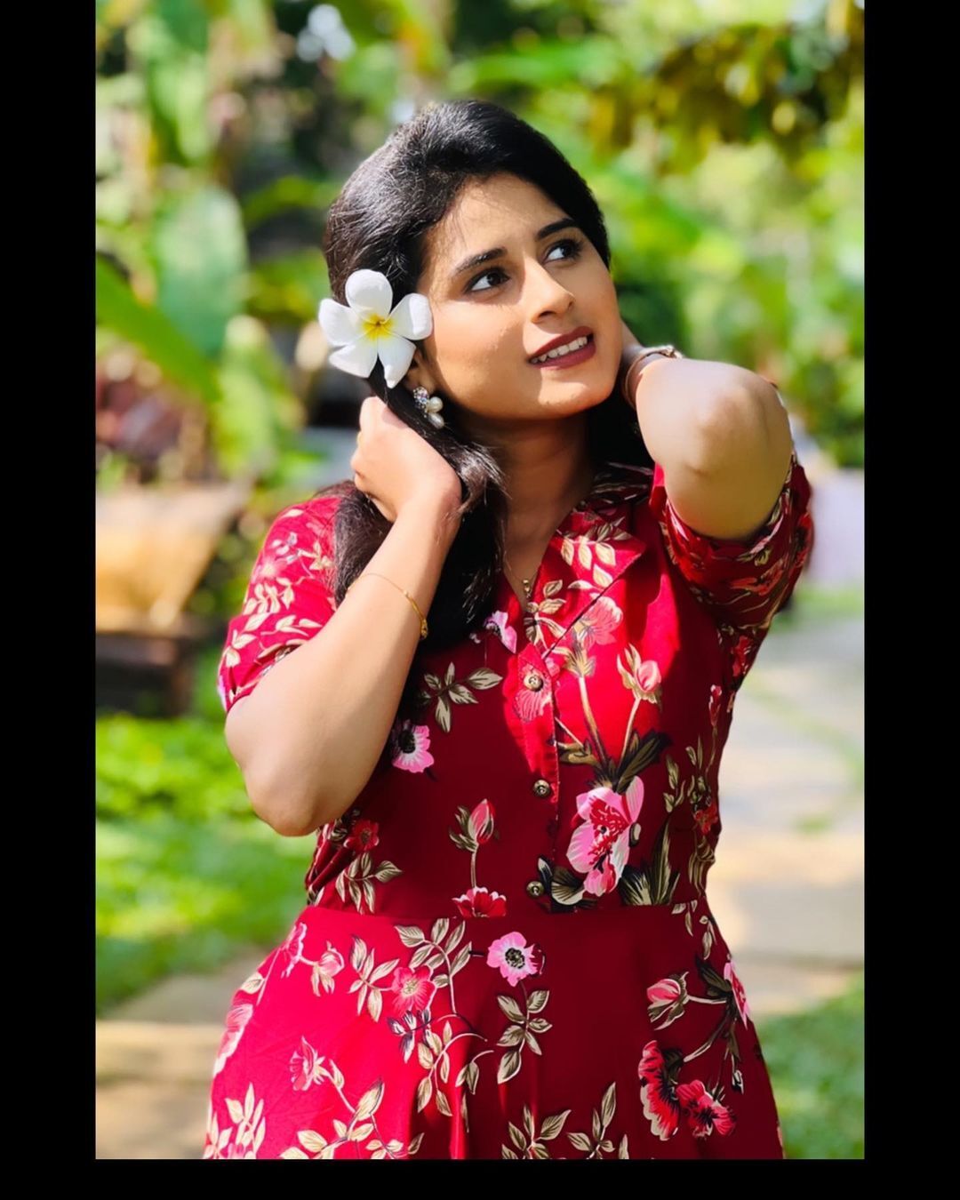 PHOTOS : ஆஹா.. பூக்களோடு பூவாக மாறிய ரித்திகா..  ரசிகர்களை மயங்க வைக்கும் கலக்கல் போட்டோஸ் இதோ!