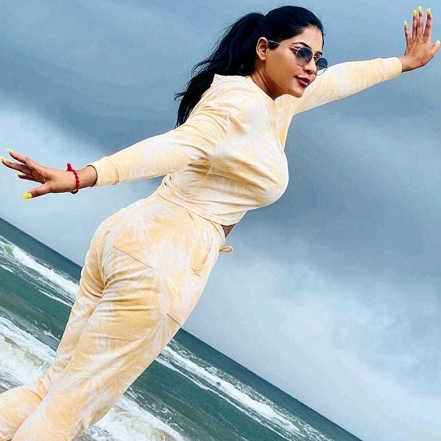 PHOTOS : சைடு போஸில் ஏங்கவைக்கும் அழகு! சீரியல் நடிகை ரேஷ்மாவின் லேட்டஸ்ட் கலக்கல் போட்டோஸ்!