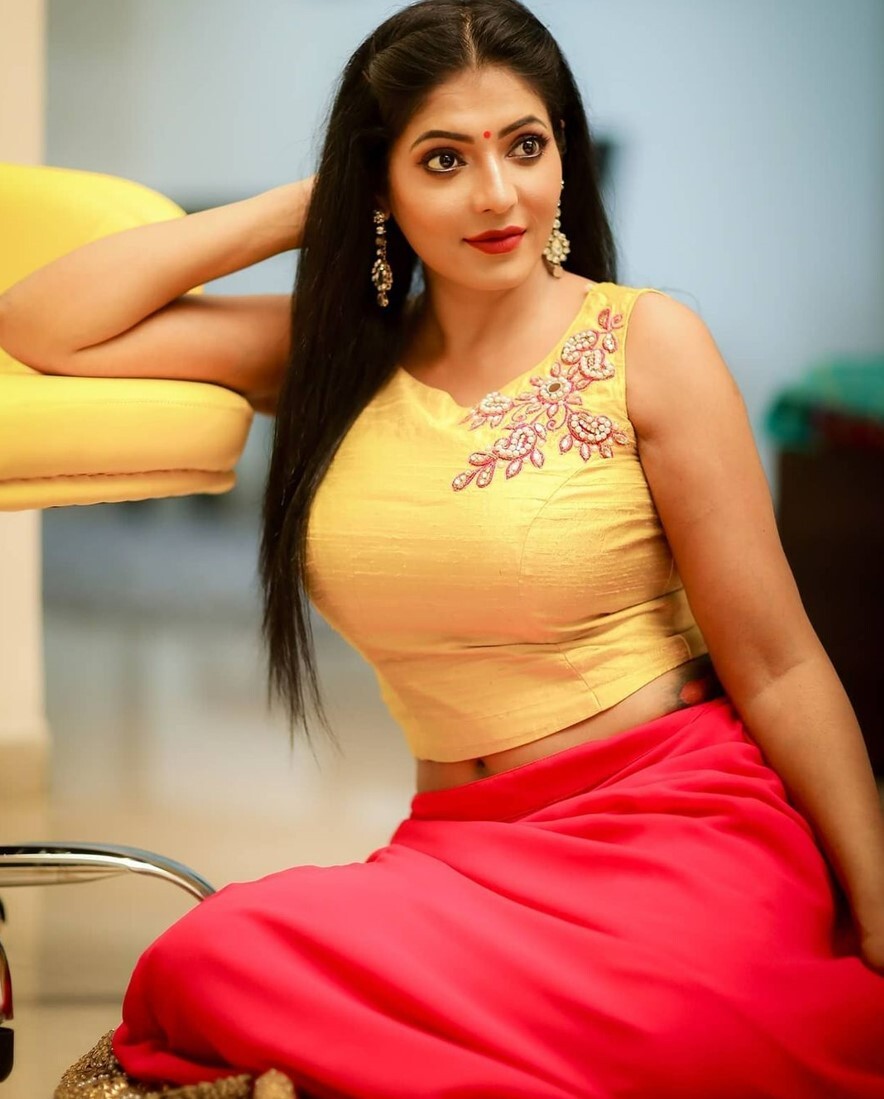 PHOTOS : சைடு போஸில் ஏங்கவைக்கும் அழகு! சீரியல் நடிகை ரேஷ்மாவின் லேட்டஸ்ட் கலக்கல் போட்டோஸ்!