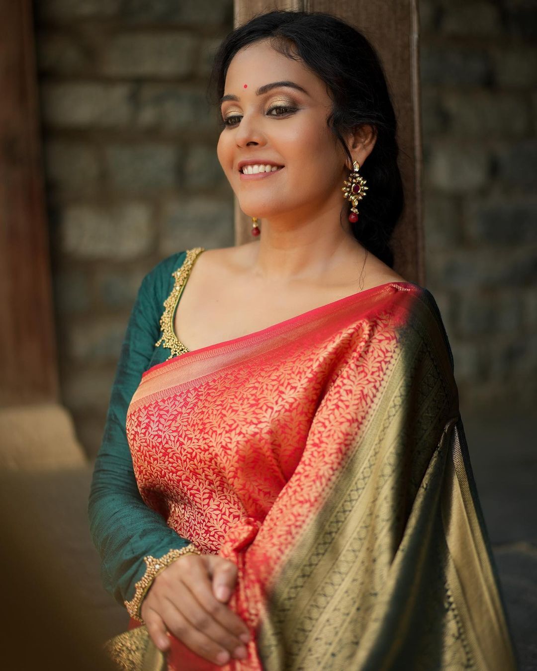 PHOTOS : அடேங்கப்பா.. புடவைய இப்படித்தான் கட்டுவிங்களா.. நடிகை சாந்தினியின் வசிகரிக்கும் போட்டோஸ் இதோ !
