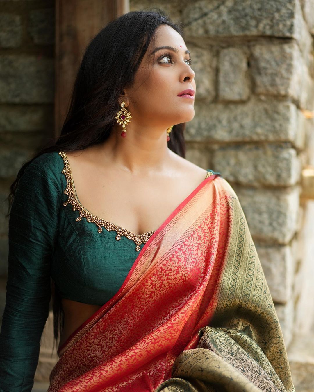 PHOTOS : அடேங்கப்பா.. புடவைய இப்படித்தான் கட்டுவிங்களா.. நடிகை சாந்தினியின் வசிகரிக்கும் போட்டோஸ் இதோ !