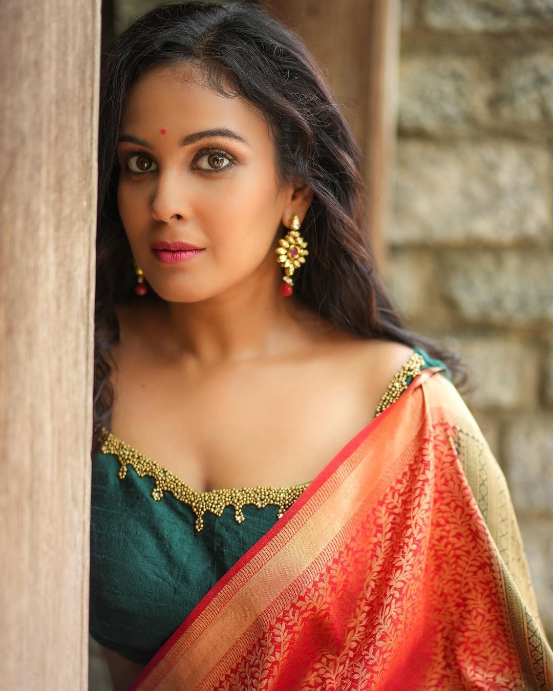 PHOTOS : அடேங்கப்பா.. புடவைய இப்படித்தான் கட்டுவிங்களா.. நடிகை சாந்தினியின் வசிகரிக்கும் போட்டோஸ் இதோ !