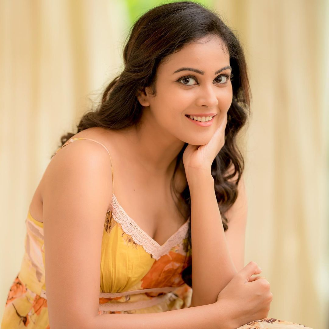PHOTOS : அடேங்கப்பா.. புடவைய இப்படித்தான் கட்டுவிங்களா.. நடிகை சாந்தினியின் வசிகரிக்கும் போட்டோஸ் இதோ !