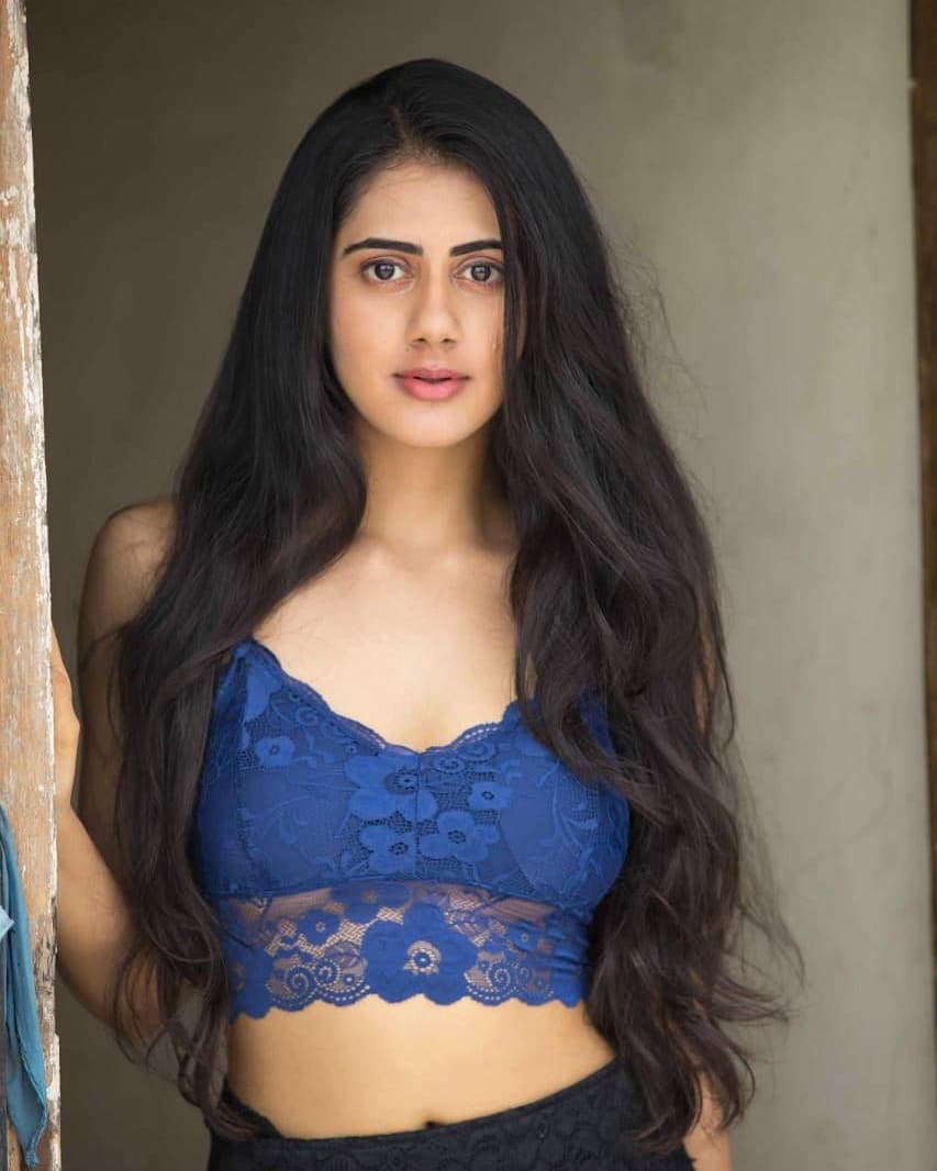 PHOTOS : வாவ்.. டைட் டி-ஷிர்டில் கலக்கல் போஸ் கொடுக்கும் கெஹ்னா சிப்பி.. கிறங்கடிக்கும் நச் போட்டோஸ் இதோ!