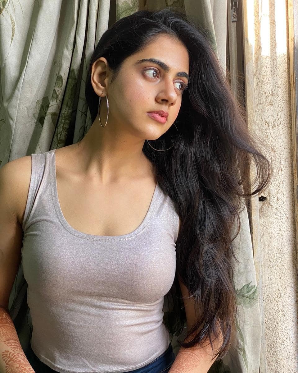 PHOTOS : வாவ்.. டைட் டி-ஷிர்டில் கலக்கல் போஸ் கொடுக்கும் கெஹ்னா சிப்பி.. கிறங்கடிக்கும் நச் போட்டோஸ் இதோ!