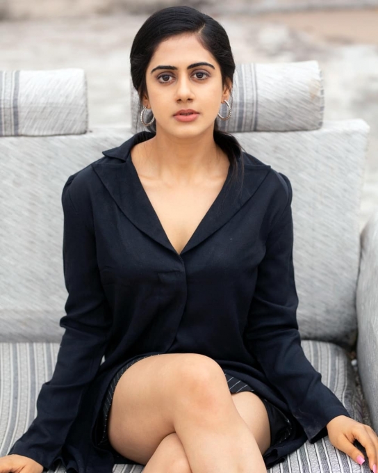 PHOTOS : வாவ்.. டைட் டி-ஷிர்டில் கலக்கல் போஸ் கொடுக்கும் கெஹ்னா சிப்பி.. கிறங்கடிக்கும் நச் போட்டோஸ் இதோ!