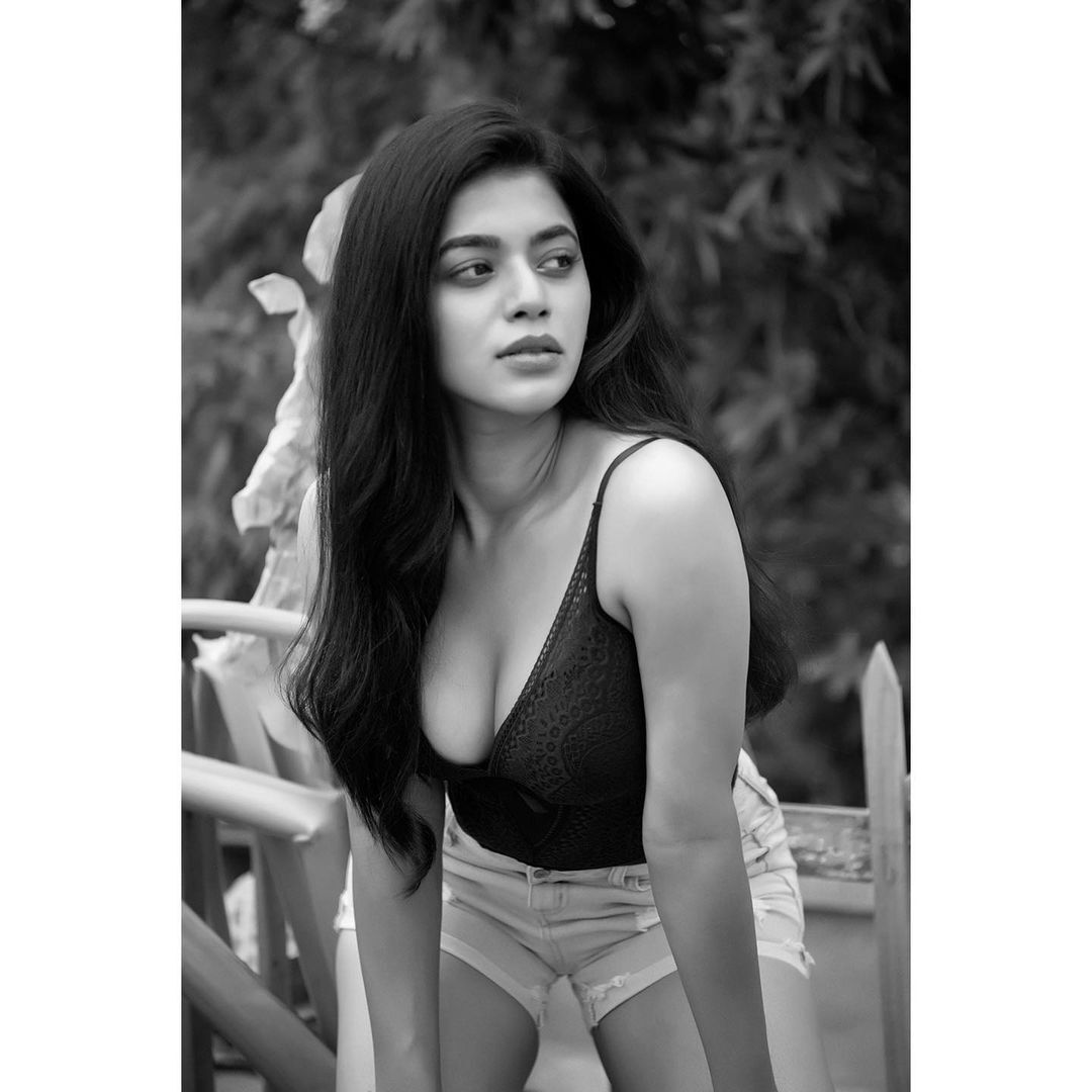 PHOTOS : ப்பா.. பிளாக் டாப்பில் குனிந்தபடி செம போஸ்.. சுண்டியிழுக்கும் யாமினி பாஸ்கரின் லேட்டஸ்ட் கலக்கல் பிக்ஸ்! 