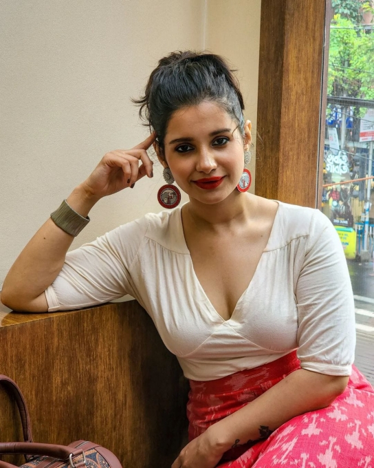 PHOTOS : ப்பா.. வெள்ளை டாப்பில் வசீகரிக்கும் அழகு.. சுண்டியிழுக்கும் நடிகை அங்கனா ராயின் நச் போட்டோஸ் இதோ!