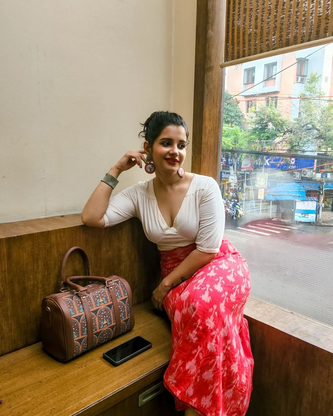 PHOTOS : ப்பா.. வெள்ளை டாப்பில் வசீகரிக்கும் அழகு.. சுண்டியிழுக்கும் நடிகை அங்கனா ராயின் நச் போட்டோஸ் இதோ!