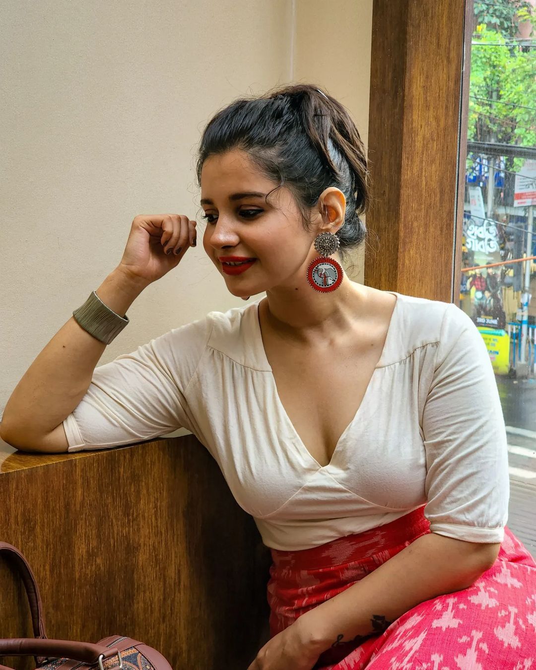 PHOTOS : ப்பா.. வெள்ளை டாப்பில் வசீகரிக்கும் அழகு.. சுண்டியிழுக்கும் நடிகை அங்கனா ராயின் நச் போட்டோஸ் இதோ!