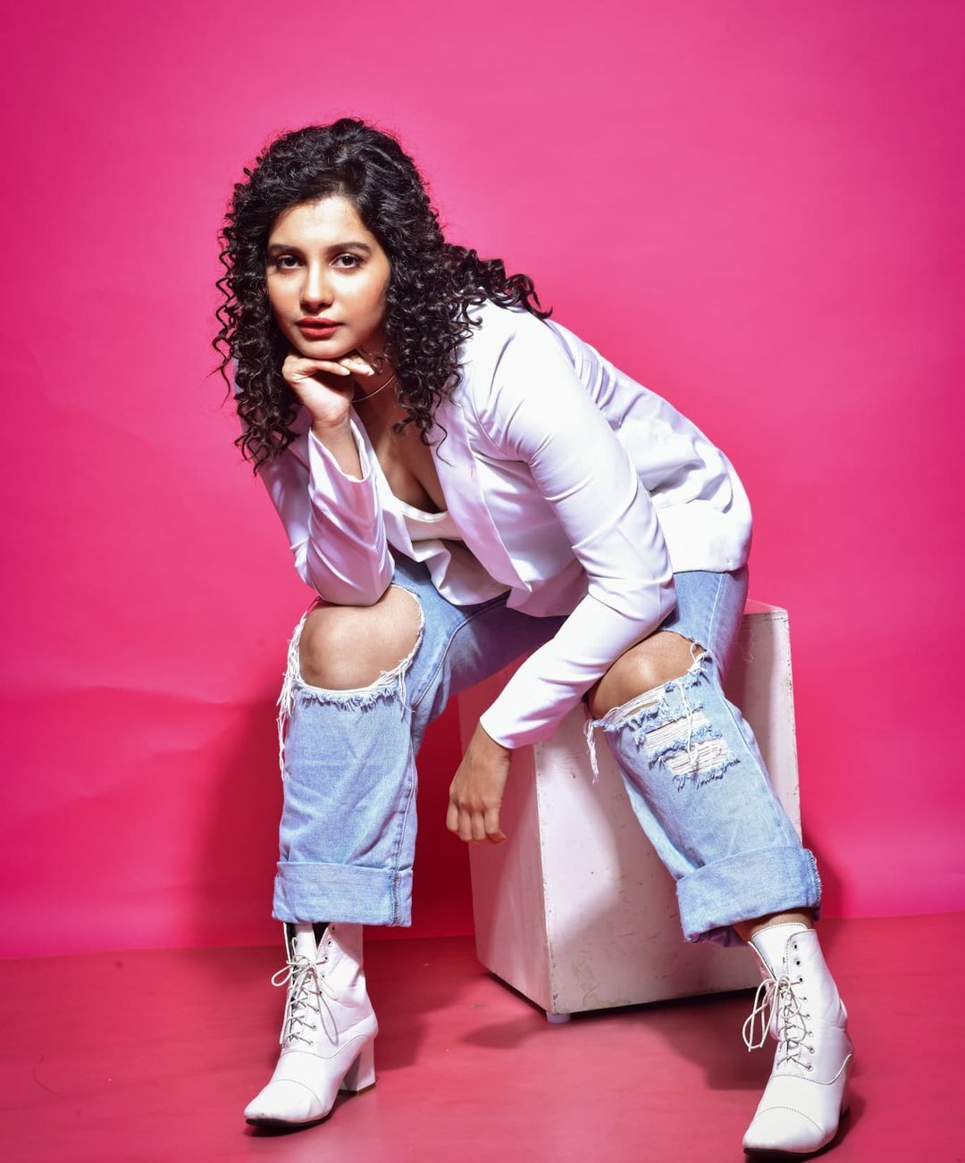 PHOTOS : ப்பா.. வெள்ளை டாப்பில் வசீகரிக்கும் அழகு.. சுண்டியிழுக்கும் நடிகை அங்கனா ராயின் நச் போட்டோஸ் இதோ!