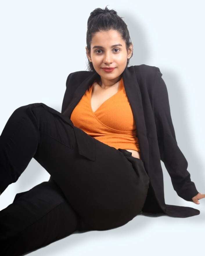 PHOTOS : ப்பா.. வெள்ளை டாப்பில் வசீகரிக்கும் அழகு.. சுண்டியிழுக்கும் நடிகை அங்கனா ராயின் நச் போட்டோஸ் இதோ!