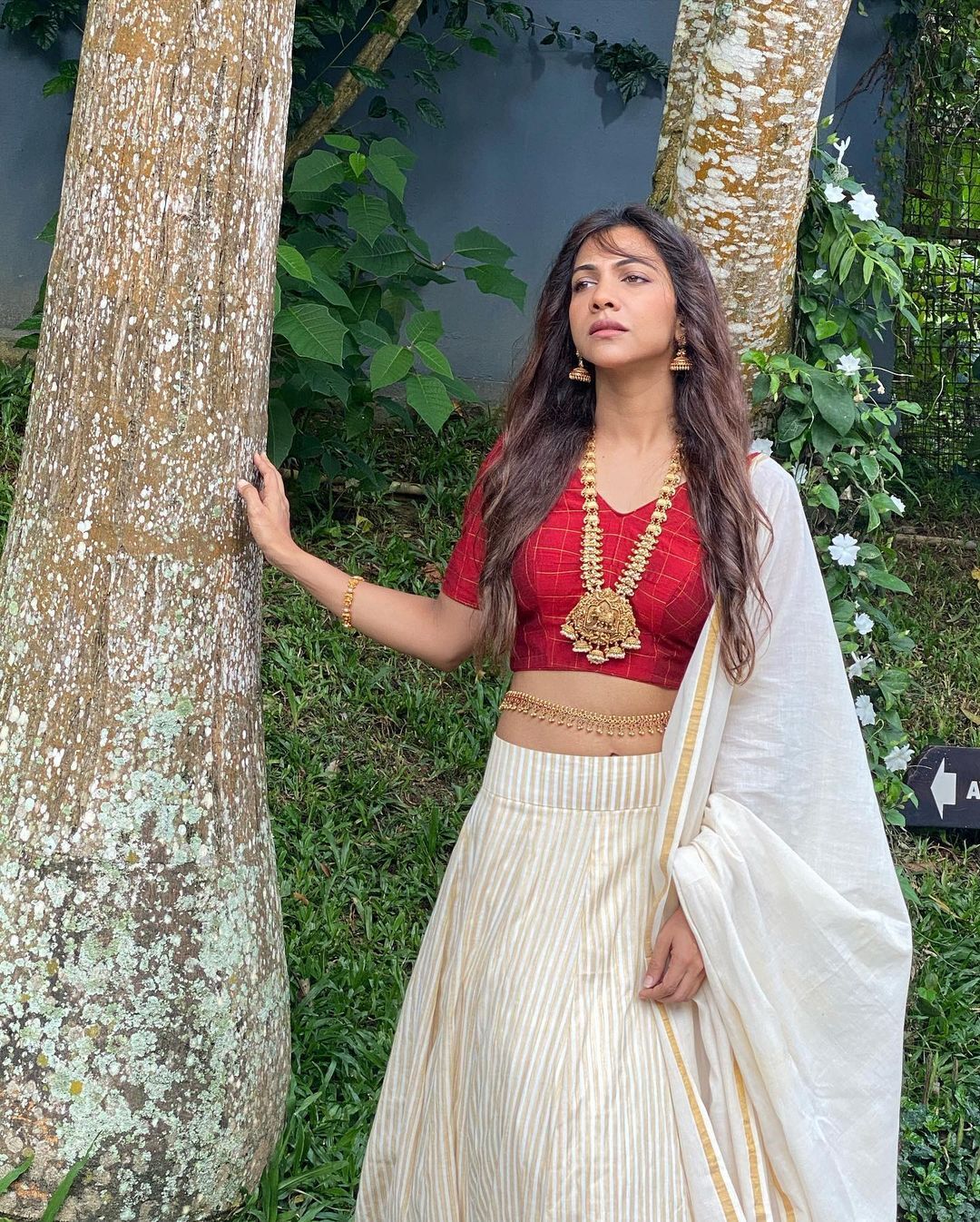 മ് മഴ...മഴച്ചിത്രം പങ്കുവെച്ച് മഡോണ