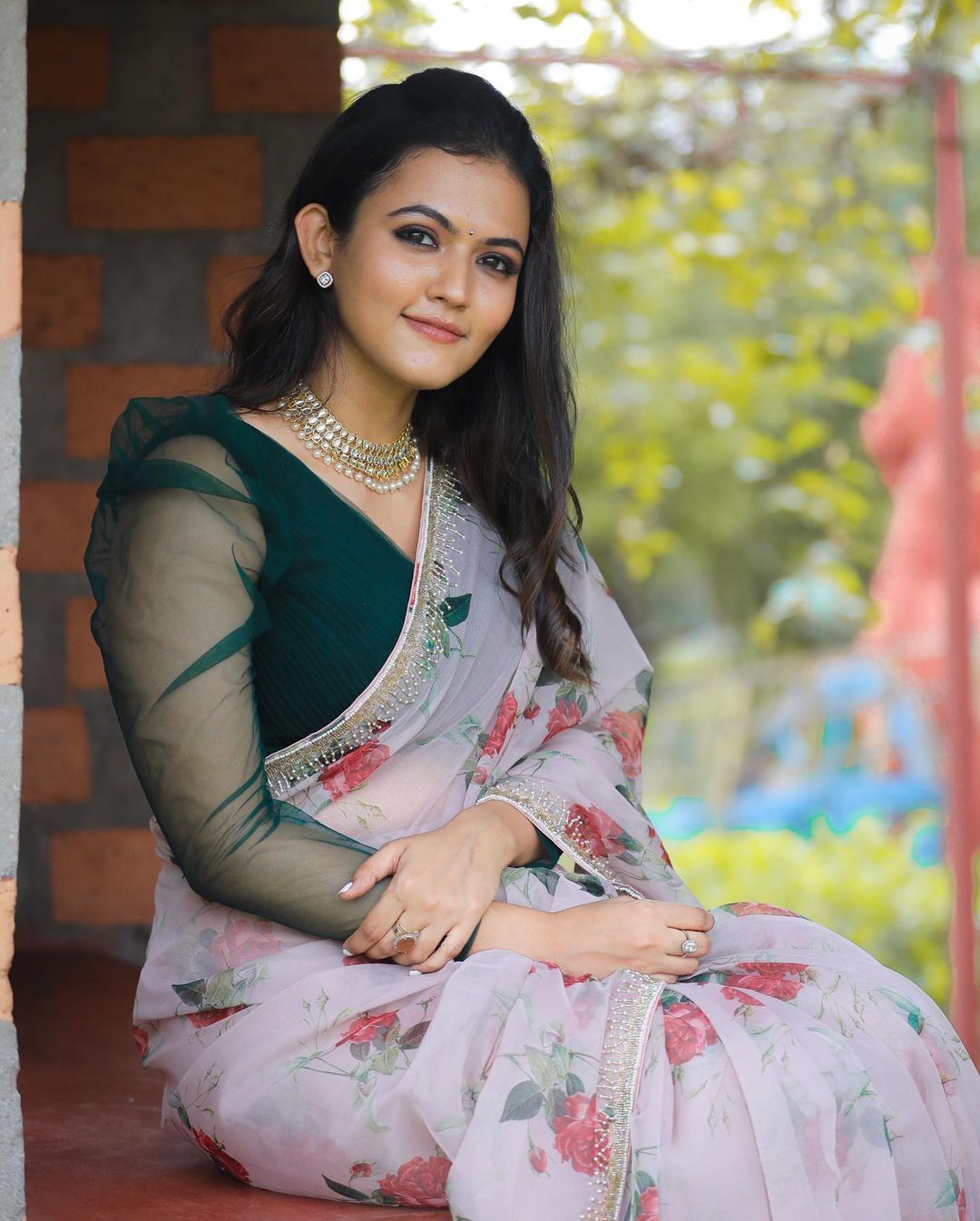 'പിങ്കിൽ രാജകുമാരിയെ പോലുണ്ട്';അതീവ സുന്ദരിയായി അപർണ ദാസ്