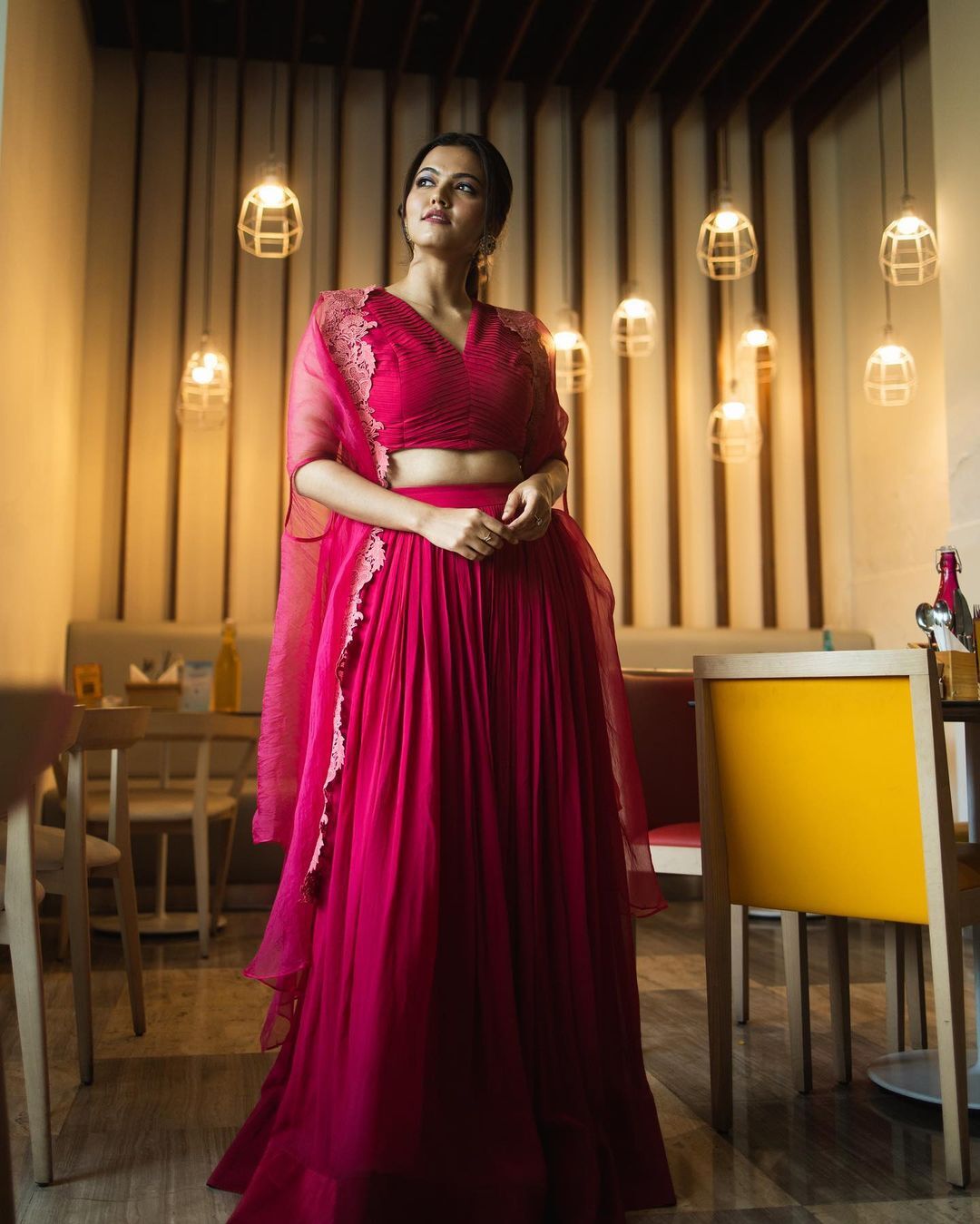 'പിങ്കിൽ രാജകുമാരിയെ പോലുണ്ട്';അതീവ സുന്ദരിയായി അപർണ ദാസ്