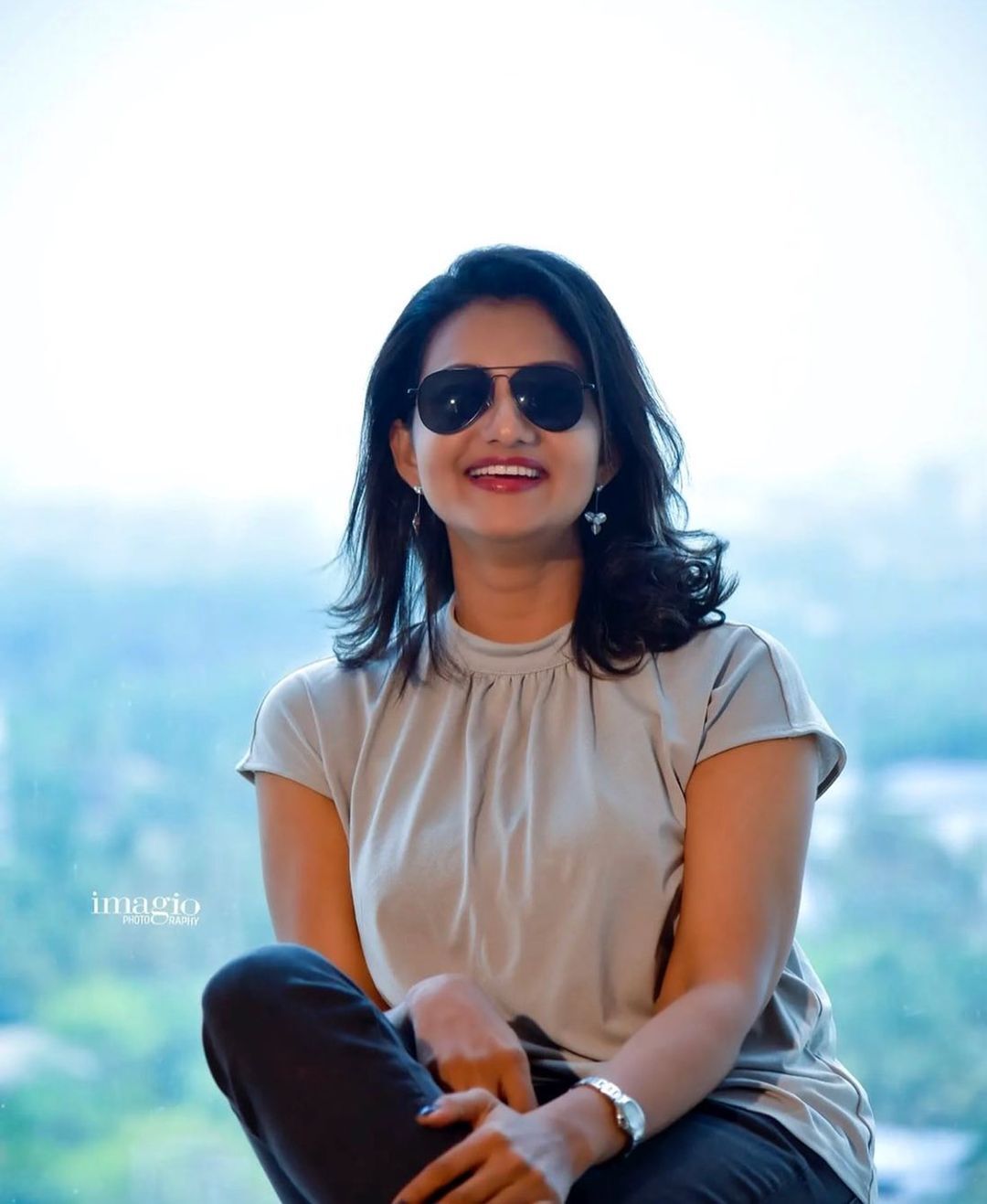 കയ്യില്‍ പൂക്കളും കണ്ണില്‍ നാണവും; ഏറ്റവും പുതിയ ചിത്രങ്ങളുമായി പ്രിയ താരം പ്രിയങ്ക
