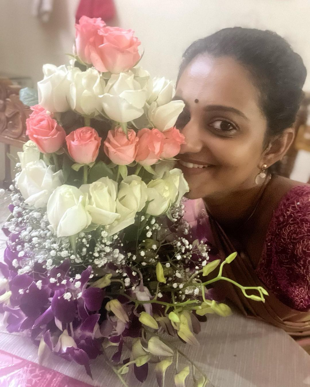 കയ്യില്‍ പൂക്കളും കണ്ണില്‍ നാണവും; ഏറ്റവും പുതിയ ചിത്രങ്ങളുമായി പ്രിയ താരം പ്രിയങ്ക