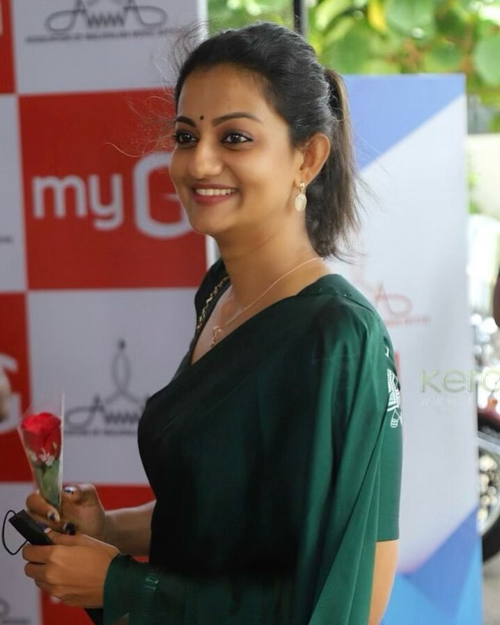 കയ്യില്‍ പൂക്കളും കണ്ണില്‍ നാണവും; ഏറ്റവും പുതിയ ചിത്രങ്ങളുമായി പ്രിയ താരം പ്രിയങ്ക