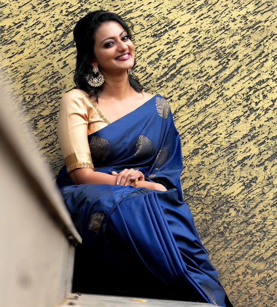 കയ്യില്‍ പൂക്കളും കണ്ണില്‍ നാണവും; ഏറ്റവും പുതിയ ചിത്രങ്ങളുമായി പ്രിയ താരം പ്രിയങ്ക