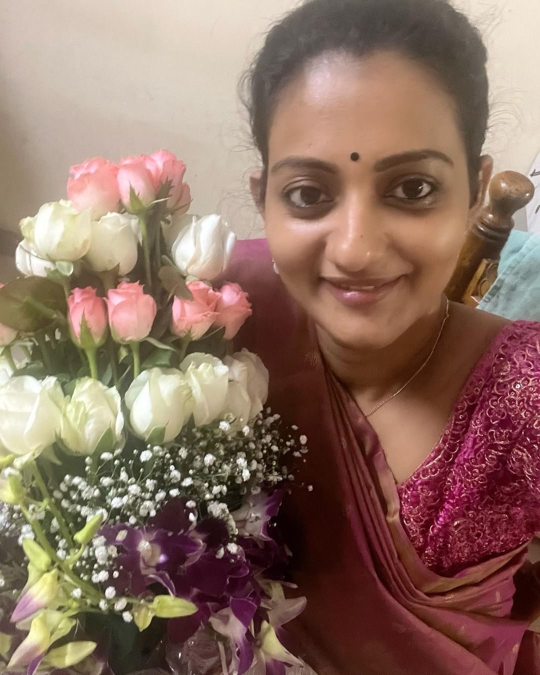 കയ്യില്‍ പൂക്കളും കണ്ണില്‍ നാണവും; ഏറ്റവും പുതിയ ചിത്രങ്ങളുമായി പ്രിയ താരം പ്രിയങ്ക