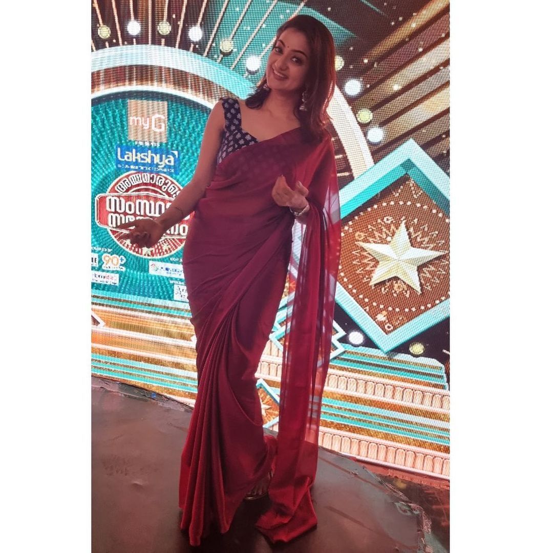 ഇനി ഞങ്ങള് കണ്ണുവെച്ചെന്ന് പറയരുത്..കണ്ണെടുക്കാനേ പറ്റുന്നില്ല;പച്ച സാരിയില്‍ സുന്ദരിയായി പ്രിയങ്ക