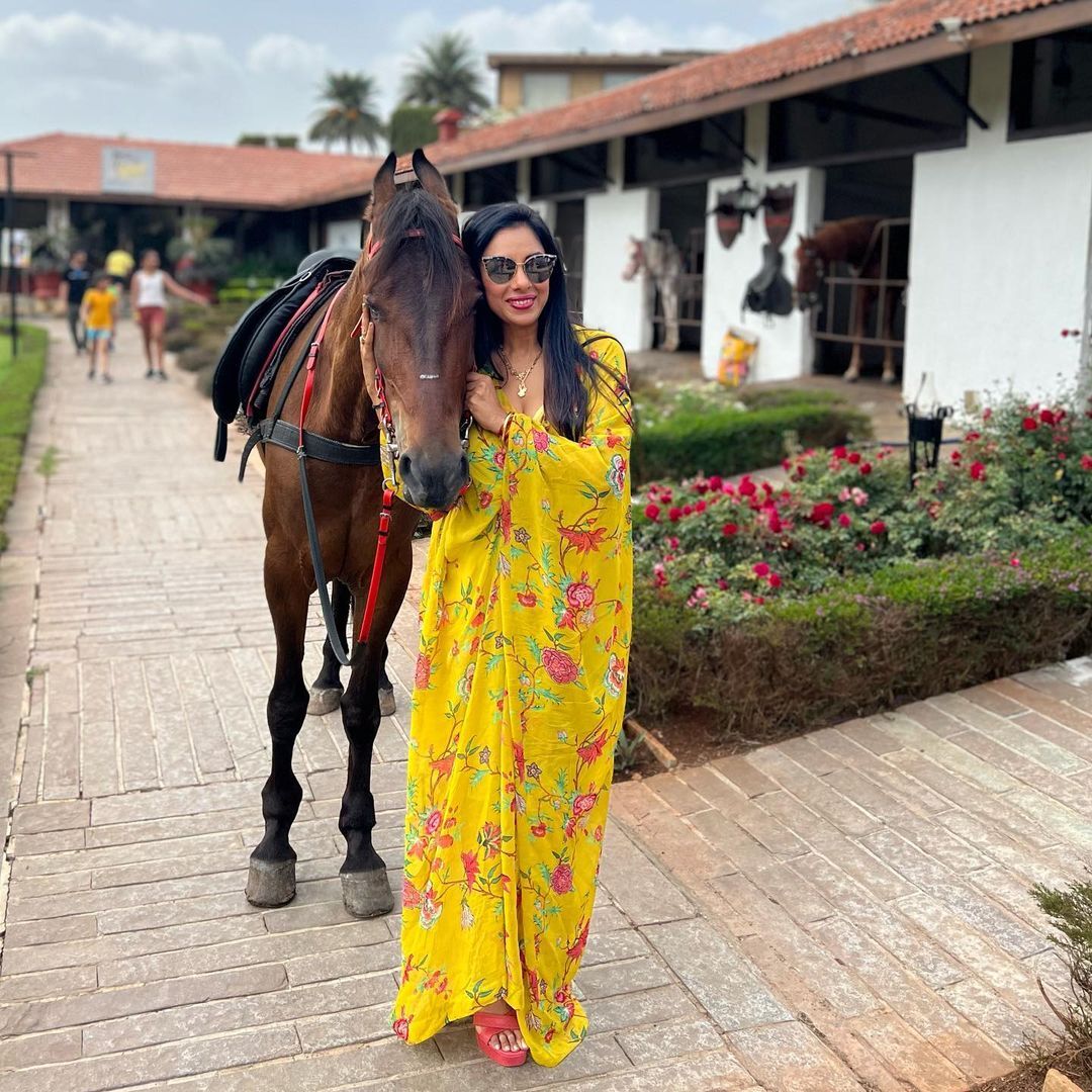 साड़ी पहनने वाली अनुपमा को Hot ड्रेस में देख उड़े फैंस के होश, पहचान ...