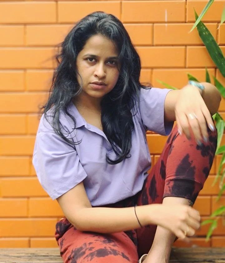 ഇതാണ്.....ഇതാണ് ശാലീന സൗന്ദര്യം...സിംപിള്‍ ലുക്കില്‍ പ്രിയ താരം സാധിക