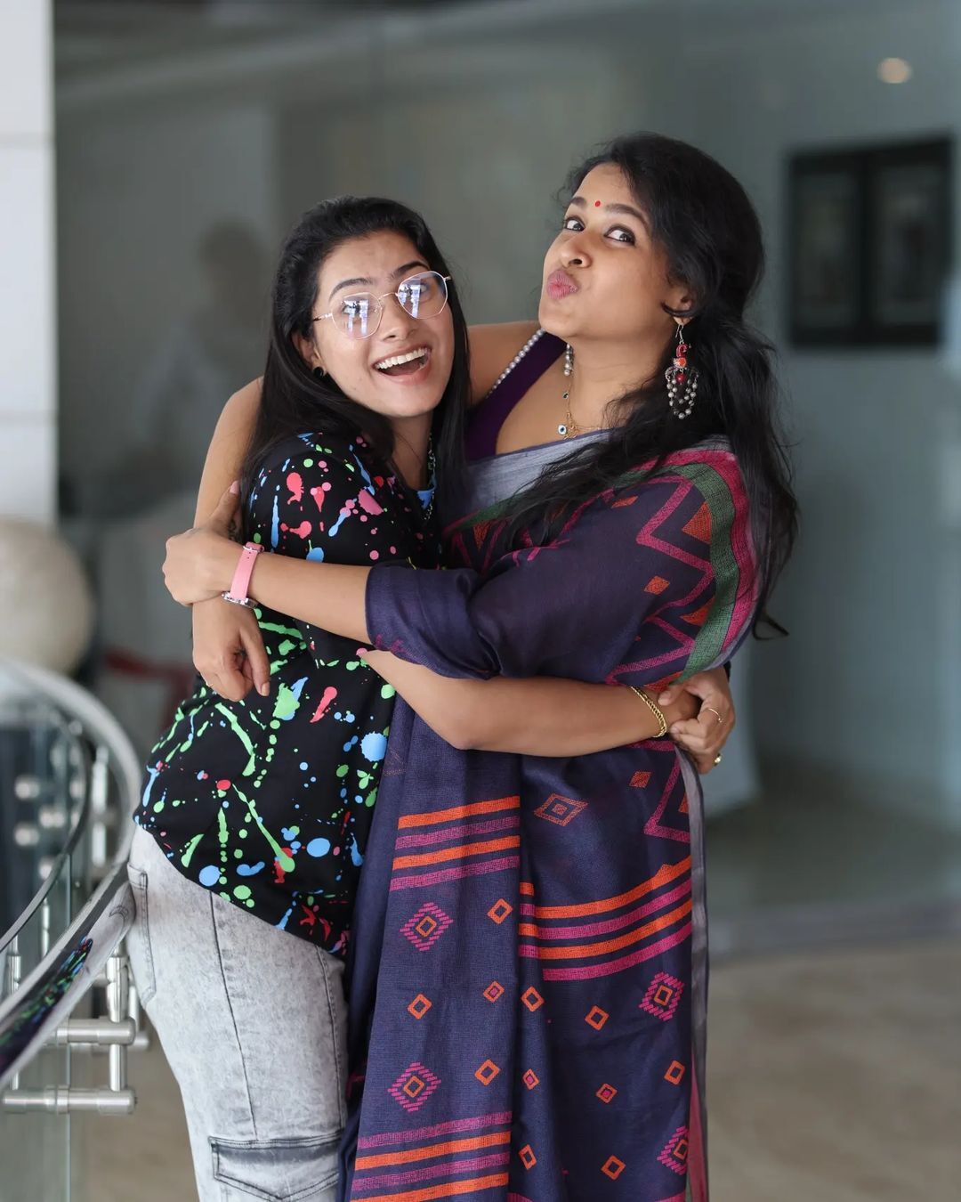 ഇതാണ്.....ഇതാണ് ശാലീന സൗന്ദര്യം...സിംപിള്‍ ലുക്കില്‍ പ്രിയ താരം സാധിക