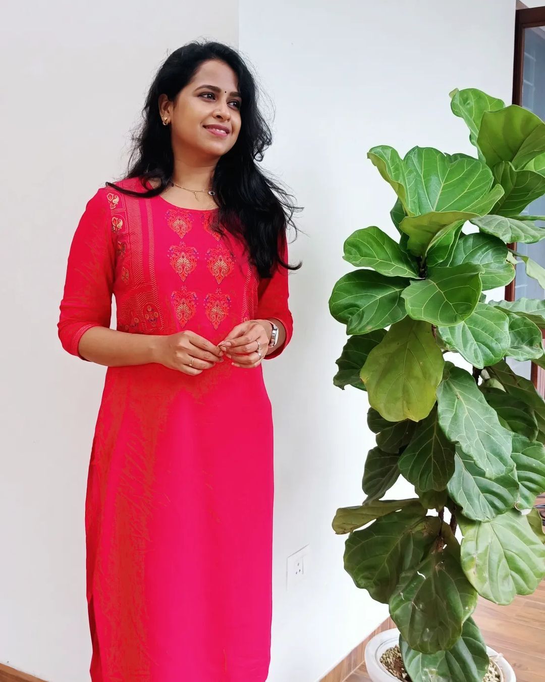 ഇതാണ്.....ഇതാണ് ശാലീന സൗന്ദര്യം...സിംപിള്‍ ലുക്കില്‍ പ്രിയ താരം സാധിക