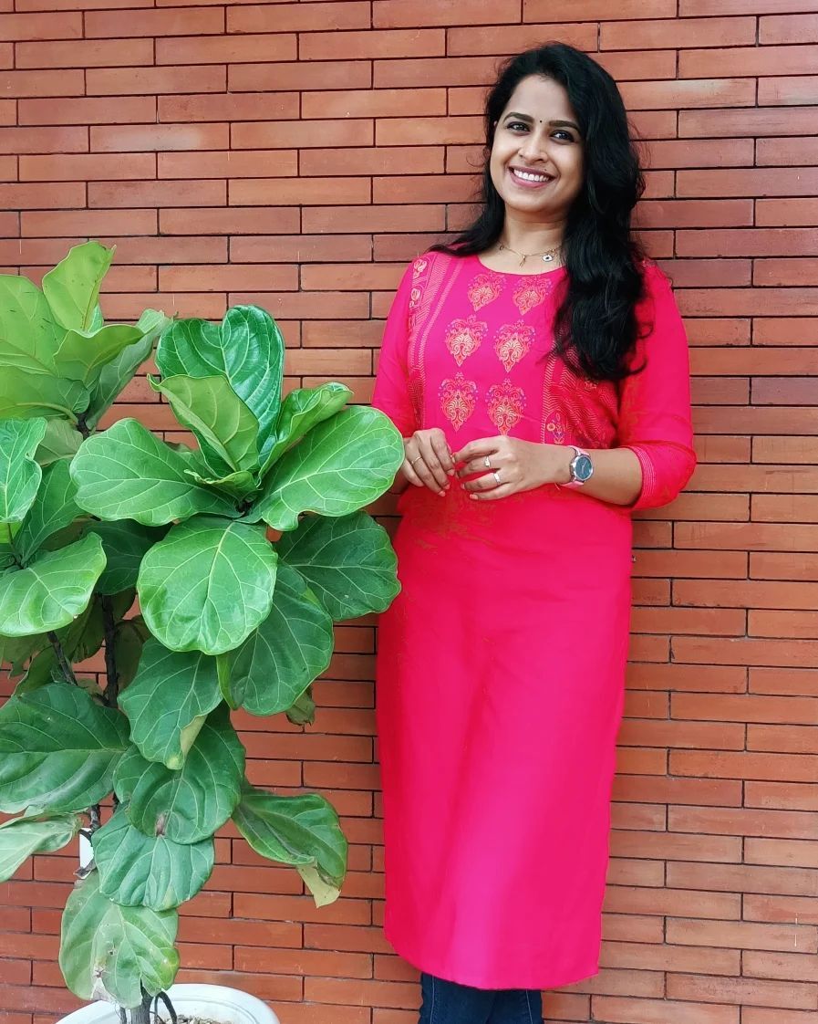 ഇതാണ്.....ഇതാണ് ശാലീന സൗന്ദര്യം...സിംപിള്‍ ലുക്കില്‍ പ്രിയ താരം സാധിക