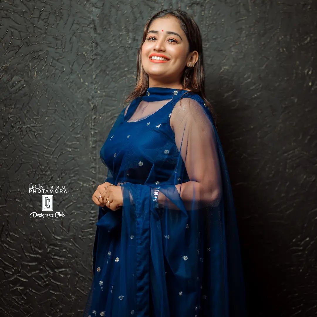 അനു മോളെ.. എന്തായീ കാണുന്നേ; ഇതാണ് പൊളി ലുക്ക്, അടിപൊളിയെന്ന് ആരാധകര്‍