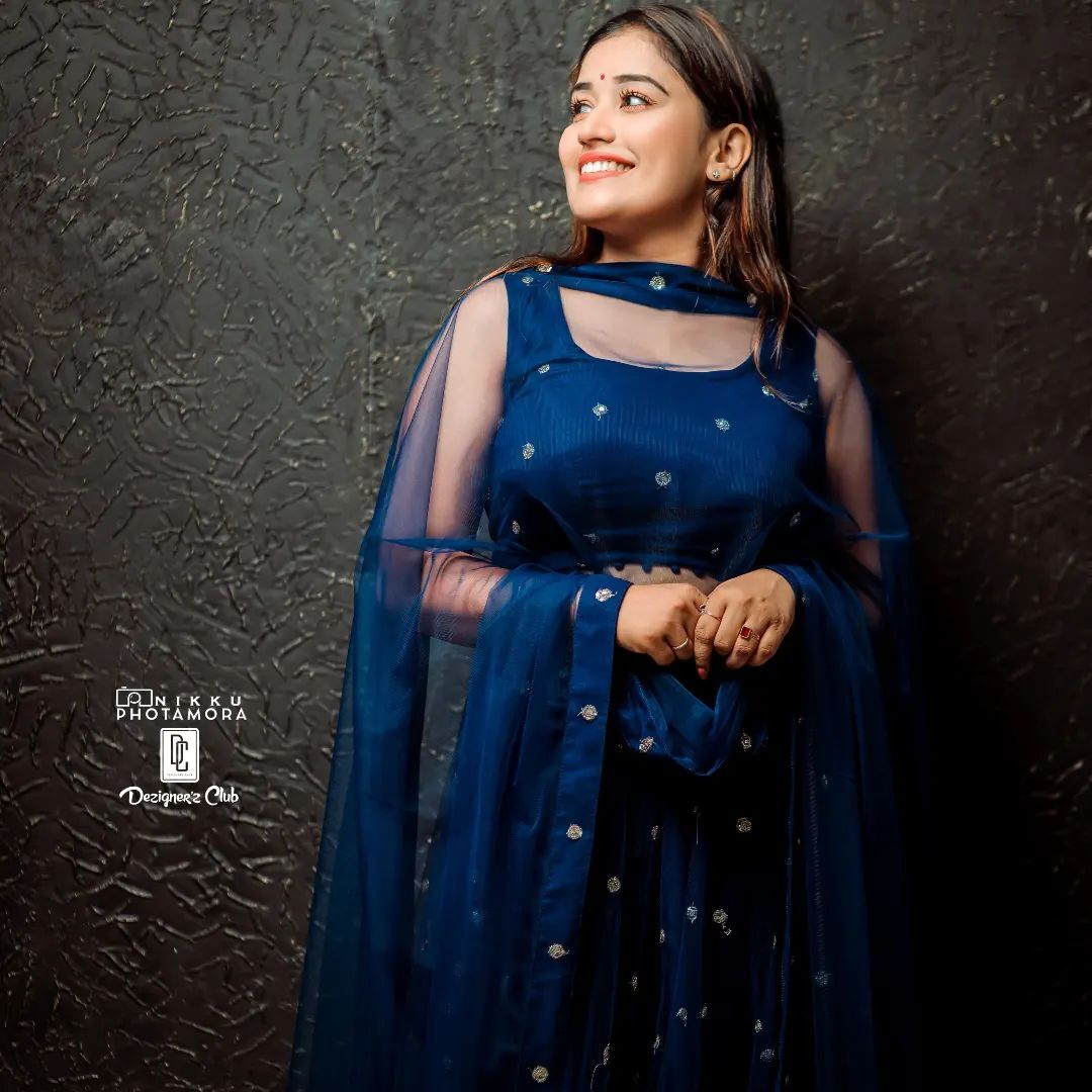 അനു മോളെ.. എന്തായീ കാണുന്നേ; ഇതാണ് പൊളി ലുക്ക്, അടിപൊളിയെന്ന് ആരാധകര്‍