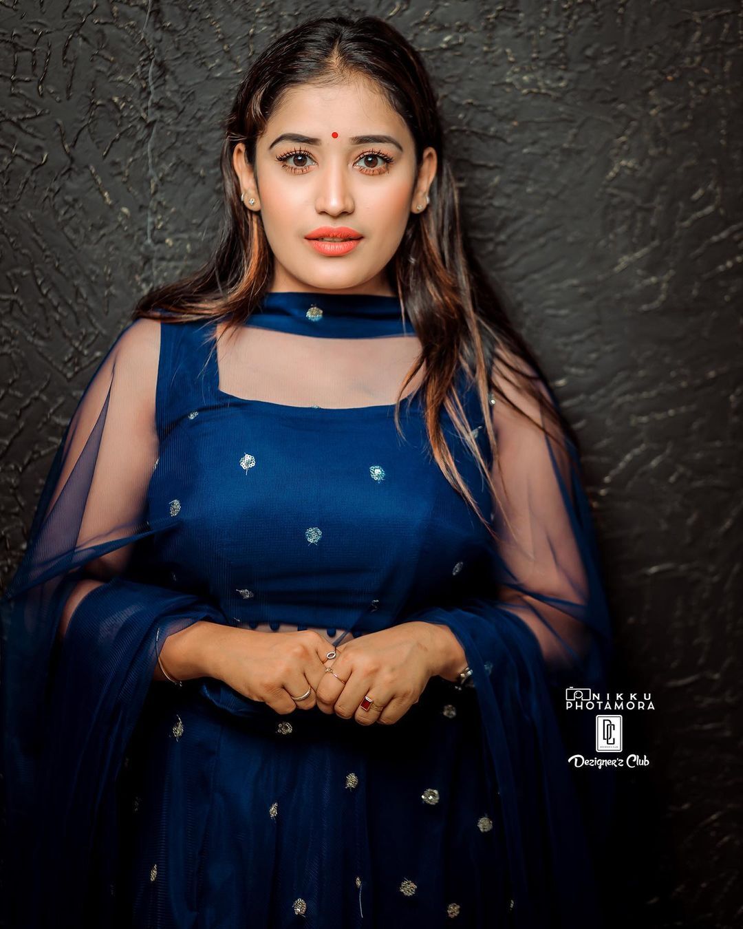 അനു മോളെ.. എന്തായീ കാണുന്നേ; ഇതാണ് പൊളി ലുക്ക്, അടിപൊളിയെന്ന് ആരാധകര്‍