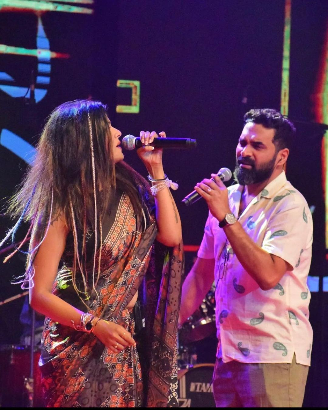 വേദിയിലും കൈകോര്‍ത്ത്...; ഒരുമിച്ച് പാടിയും ആടിയും ഗോപി സുന്ദറും അമൃതയും