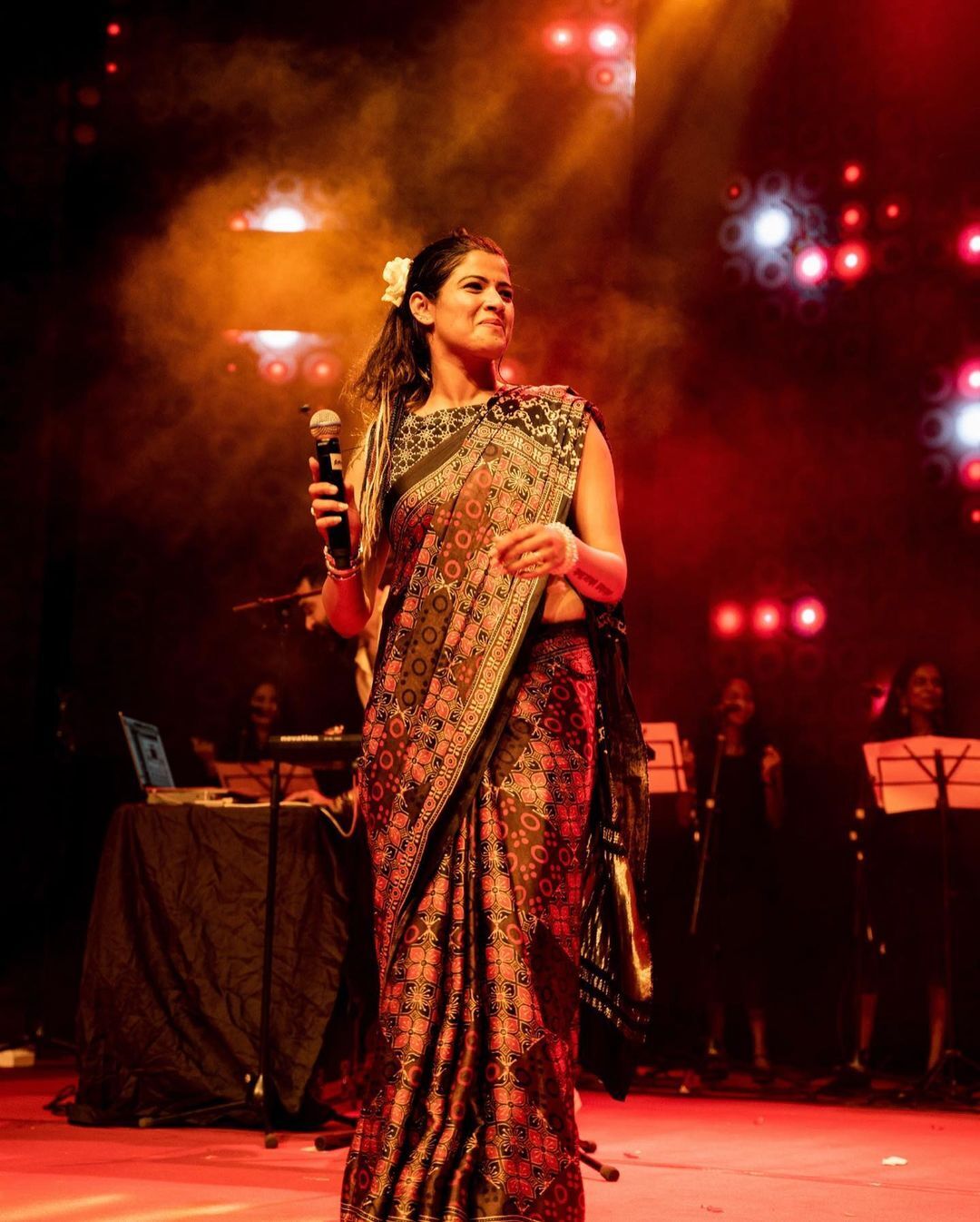 വേദിയിലും കൈകോര്‍ത്ത്...; ഒരുമിച്ച് പാടിയും ആടിയും ഗോപി സുന്ദറും അമൃതയും