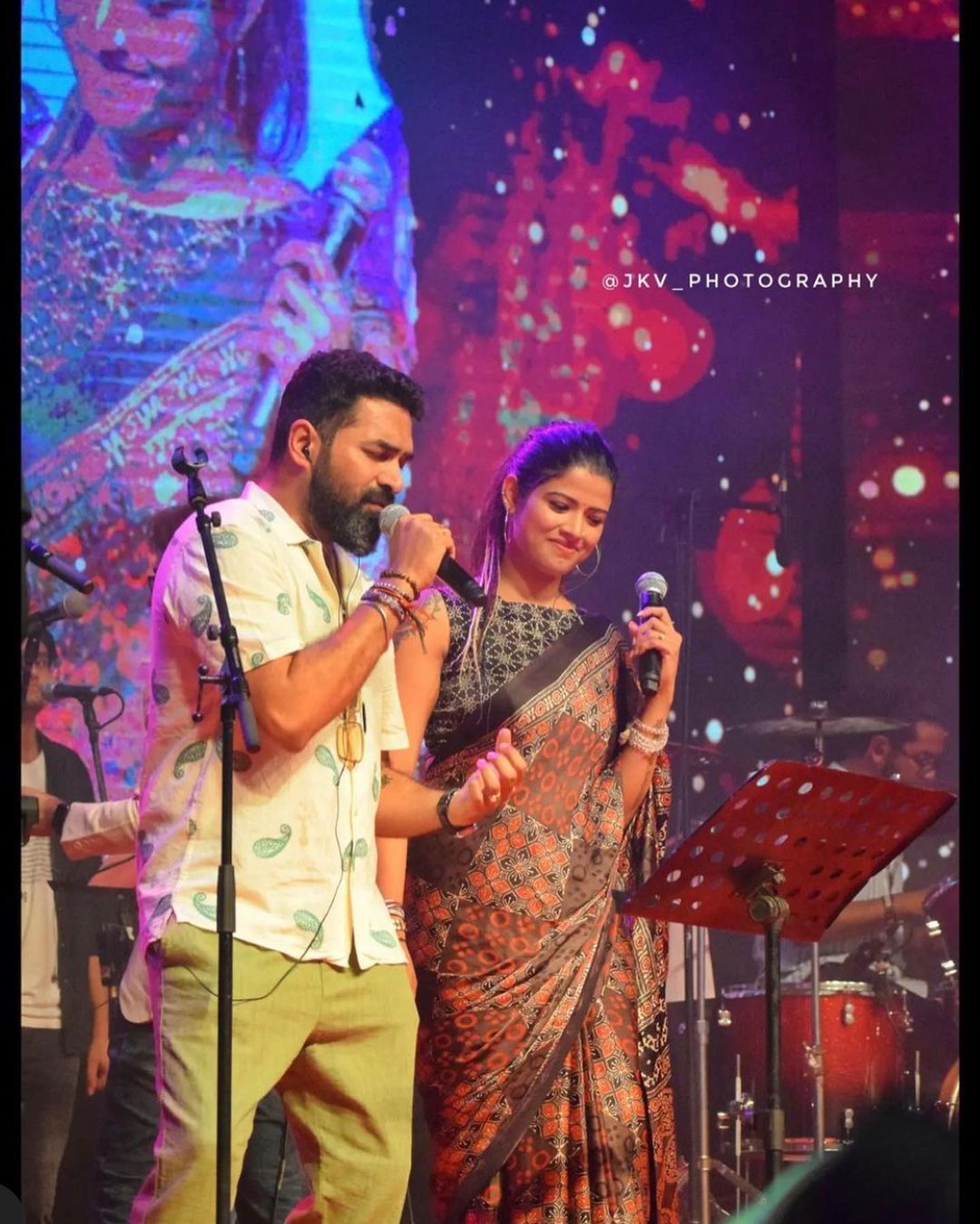 വേദിയിലും കൈകോര്‍ത്ത്...; ഒരുമിച്ച് പാടിയും ആടിയും ഗോപി സുന്ദറും അമൃതയും