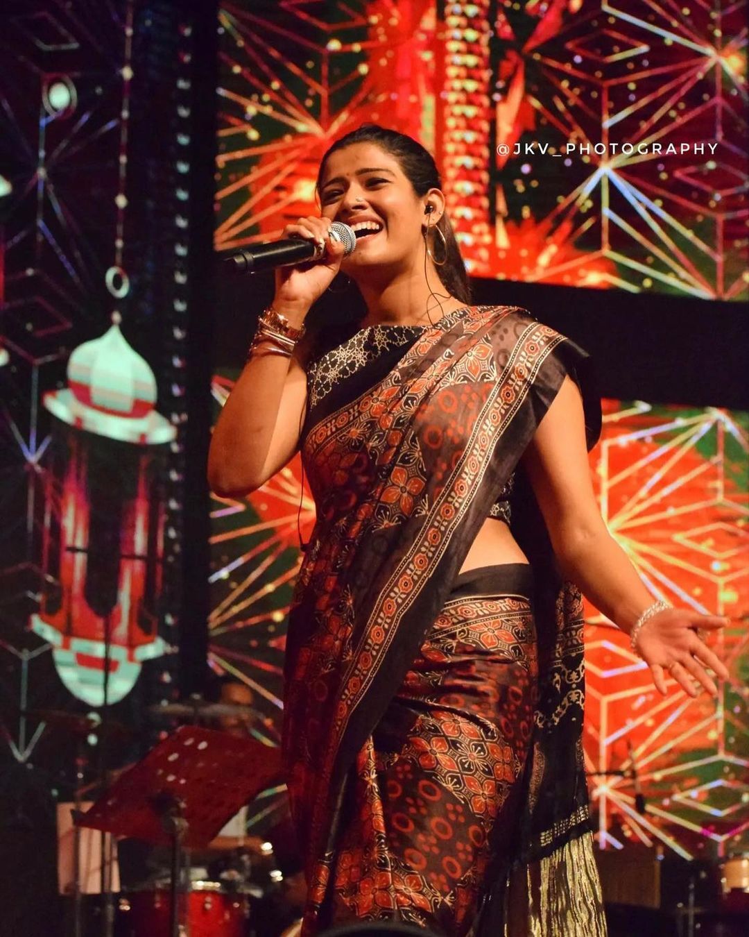 വേദിയിലും കൈകോര്‍ത്ത്...; ഒരുമിച്ച് പാടിയും ആടിയും ഗോപി സുന്ദറും അമൃതയും